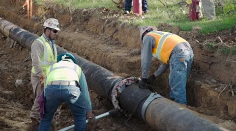 Oil field construction crew cuts a large oil pipeline Видео 62744525