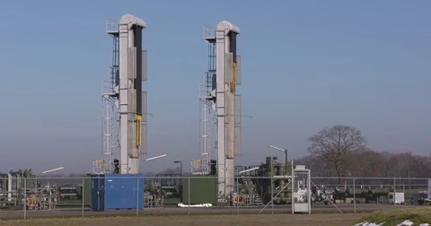 Oil field surface location with 2 high-efficiency long stroke pumping units Vidéo 73433719