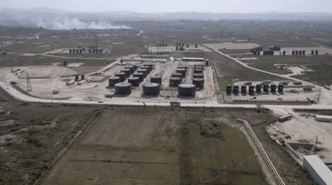 Oil fields and refinery Stockbeeldmateriaal 61677525