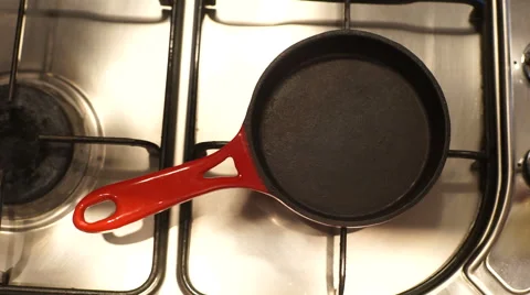 Oil on a frying pan 動画素材 55301622