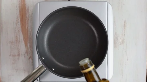 Oil on frying pan Video stock 100635921