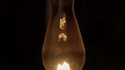 Oil lamp lantern flame light glass in dark room Vidéo 259229596