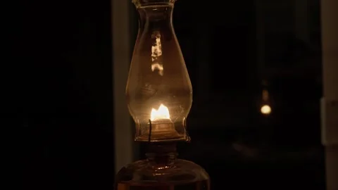 Oil lamp lantern flame light glass in dark room Vidéo 259229607