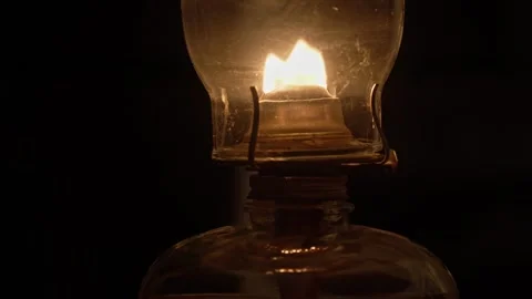 Oil lamp lantern flame light glass in dark room Vidéo 259229627