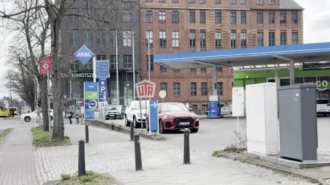 Oil prices fall on market optimism over possible Middle East truce, Berlín, DE - Stock Footage 331456450