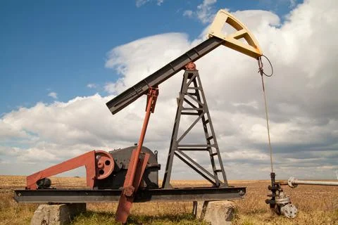 Oil pump, cloudy sky Stock-Fotos