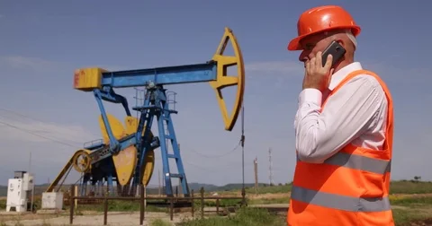 Oil Pump Engineer Management Experience Petroleum Installation Talking Cellphone 스톡 동영상 83650242