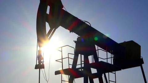 Oil pump extraction installation with sun behind Vidéo 79129507
