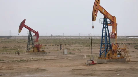 Oil pump jack in operation Video stock 140240819