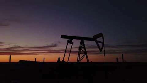 OIL PUMP MACHINE CRANE WITH SUN IN THE BACKGROUND IN CONTRE JOUR Stock Footage 141767409