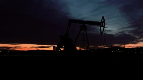 Oil pump silhouette on sunset sky Vídeos de archivo 124686637