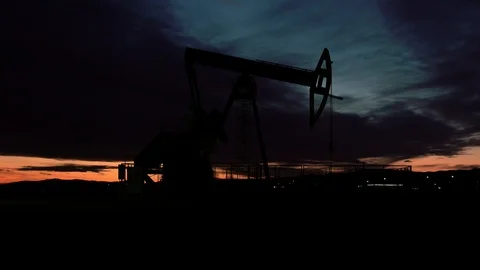 Oil pump silhouette on sunset sky Video stock 124686748