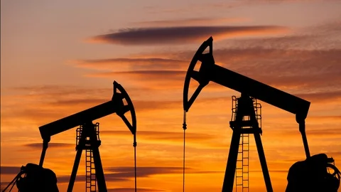 Oil pump on a sunset background. World Oil Industry. Timelapse. 스톡 동영상 127613282