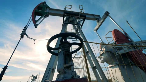 Oil-pumping construction during extracting fuel. Oil industry, petroleum 库存影片 98181470