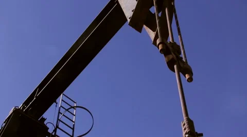 Oil pumping unit low close up Video stock 41381558