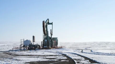 Oil pumpjack operating in a snowy field on a foggy morning Stock-Footage 117963657
