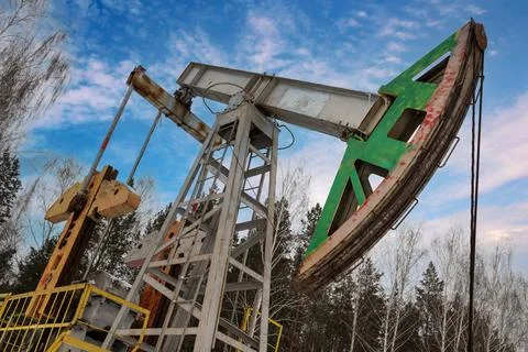Oil pumpjack winter work is the overground drive for a reciprocating piston p Foto stock