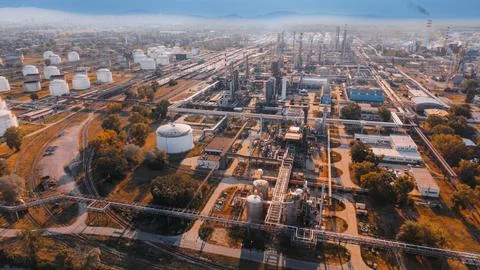 Oil refinery complex viewed from above during clear daylight hours. The sce.. Fotos Stock