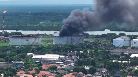 Oil refinery fire. Video stock 335775447