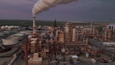 Oil Refinery large refinery complex with smokestacks, distillation towers Vídeos de archivo 347640204