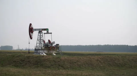 Oil rig in a cornfield 库存影片 66803778