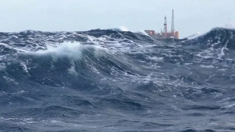 Oil Rig in Rough Seas Stockbeeldmateriaal 124276321