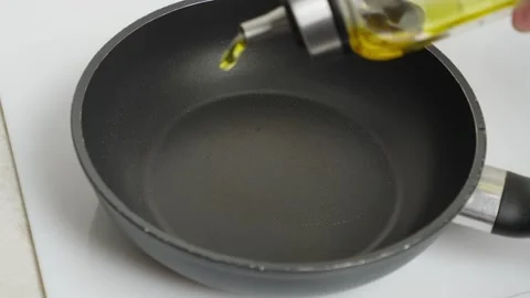 Oil in skillet Stock Footage 271616639