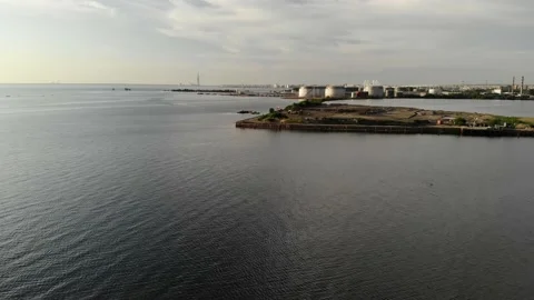 Oil storage facility in the seaport of St. Petersburg. Summer, Gulf of Finland. Видео 167686409