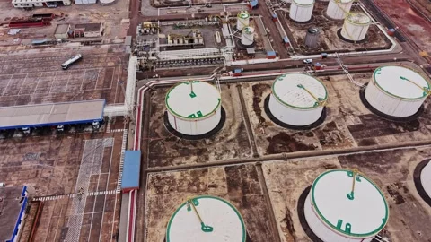 Oil storage facility in Spain with large tanks and pipelines visible 스톡 동영상 333115073