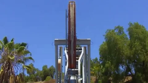 Oil well pump jack extracting petroleum 스톡 동영상 98578901