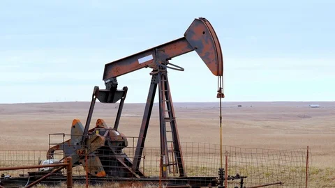 Oil Well Pump Jack pumping crude oil for fossil fuel energy in America Vidéo 128927848