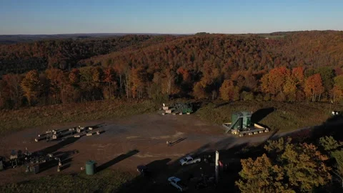 Oilfield Zoomout Stock Footage 333692639