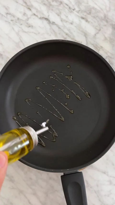Oiling a frying pan Stock Footage 336190311