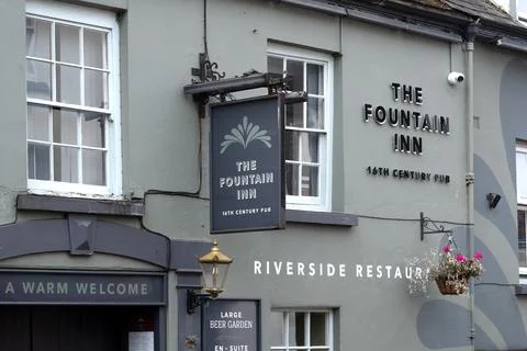OKEHAMPTON, DEVON - JULY 30, 2026:  Sign outside the Fountain Inn in Fore S.. Stock Photos