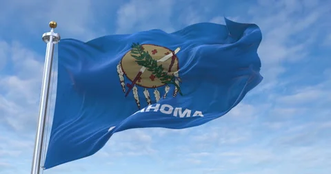 Oklahoma flag with flagpole waving in rolling clouds looping, 4K (Perfect Loop) 库存影片 277409214