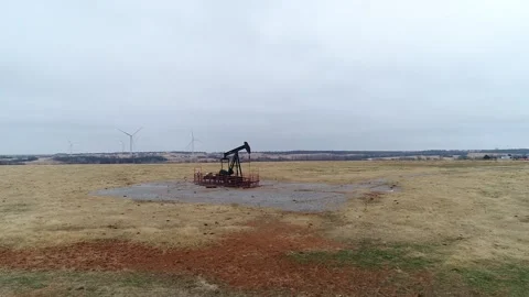 Oklahoma- Oil drill In Action Windmill 01 Video stock 132201758