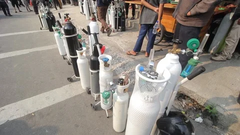 OKSIGEN TUBE LONG QUEUE Video stock 157157318