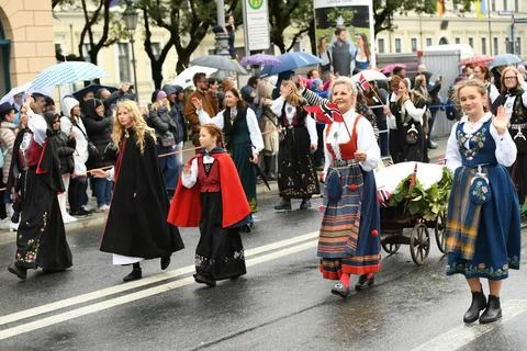Oktoberfest - Norweger in Bayern München beim Trachten- und Schützenzug an. Stock Photos