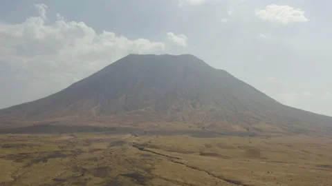 Ol Doinyo Lengai volcano and Tanzania savannah from above Vidéo 141015827
