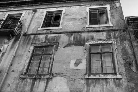 Old abandoned building with broken windows. Black and white. Old house. Fotos de archivo