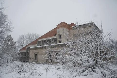An old abandoned building in winter Foto stock