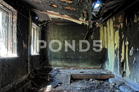 Old abandoned burned house inside hdr Stock-Fotos