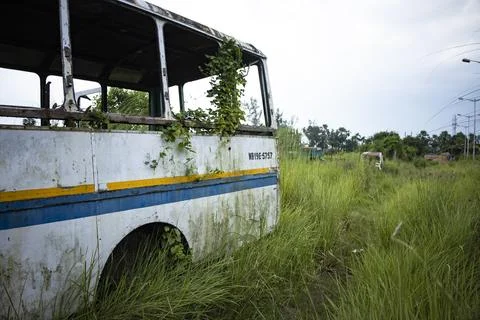 An old abandoned bus in an empty field Stock Photos