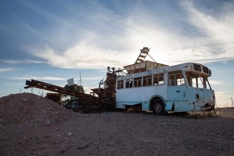 Old abandoned bus modified for mining opals in Coober Pedy desert mining town 库存照片