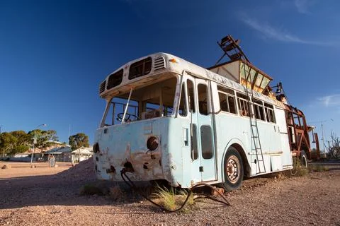 Old abandoned bus modified for mining opals in Coober Pedy desert mining town Stock Photos