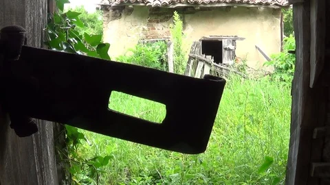 Old abandoned door locker Vídeo Stock 112988559