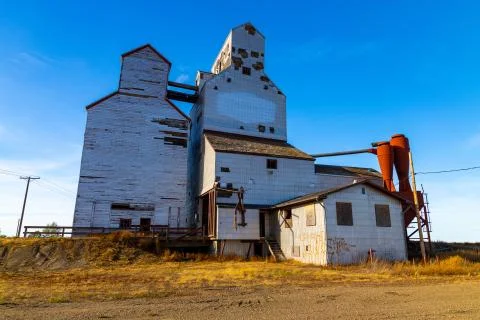 An old abandoned grain elevator 스톡 사진
