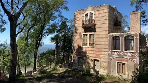 Old, abandoned house in the forest Video stock 138085583