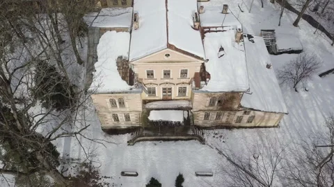 Old abandoned house in the park Video stock 148277600