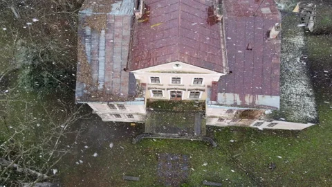 Old abandoned house view from drone Vídeo Stock 147946132